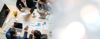 İş adamları grup toplantısı ofisteki en geniş bakış açısından çekildi. İş kadınları, iş adamları ve ofis çalışanları, proje planlama belgeleriyle takım konferansında toplantı masasında çalışıyorlar. .