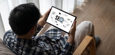 Model e-ticaret için SEO arama motoru optimizasyonu ve bilgisayar ekranında gösterilen çevrimiçi perakende işi