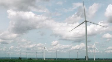 Rüzgarı yenilenebilir enerji kaynağı olarak kullanmanın yenilikçi yolu yeşil tarla veya tepedeki rüzgar türbini çiftliği ile modern yaşam biçimine güç sağlamaktır. Yel değirmeni jeneratörü karbondioksit salınımı olmadan elektrik üretir.