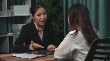 Genç hevesli iş kadını ofiste finansal iş sözleşmesi görüşmeleri yapıyor. Müşteri, şirket ofisindeki profesyonel müdürle anlaşma yapıyor. Yasal evrak işleriyle uğraşan iş avukatı.