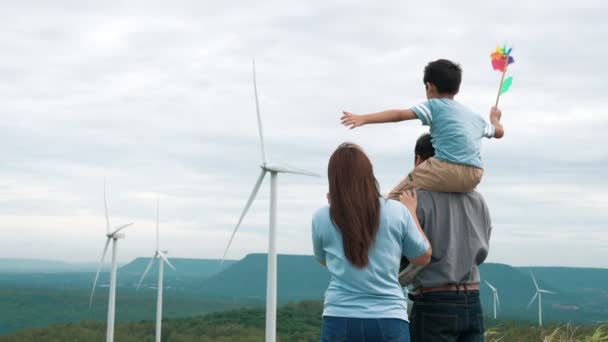Conceito Família Feliz Progressiva Desfrutando Seu Tempo Parque Turbinas Eólicas — Vídeo de Stock