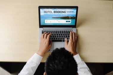 Çevrimiçi otel konaklama rezervasyon sitesi mod rezervasyon sistemi sağlar. Seyahat teknolojisi kavramı .