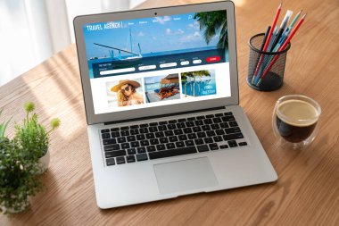 Model arama ve seyahat planlama için internet sitesi uçuş, otel ve tur rezervasyonları için anlaşma ve paket sunuyor