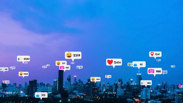Los Iconos Las Redes Sociales Sobrevuelan Centro Ciudad Mostrando Gente — Foto de Stock