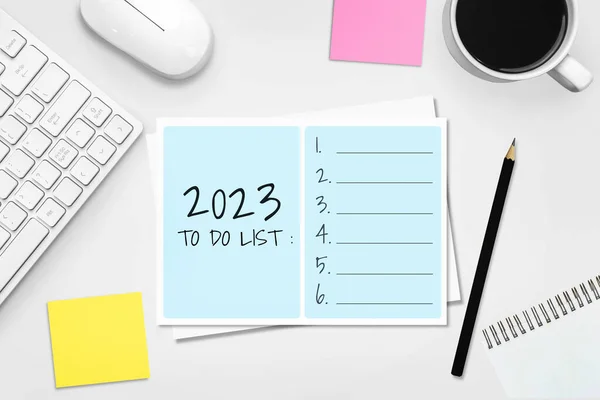 2023ハッピー新年決議目標リストと計画設定 新年の目標と決議設定の計画リストについて書かれたノートブック付きのビジネスオフィスデスク 変化と決意の概念 — ストック写真