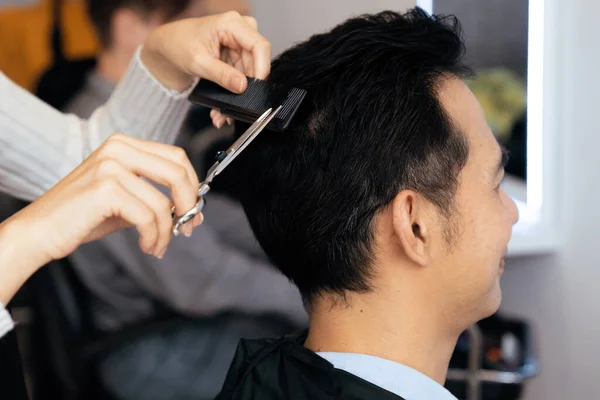 Zbliżenie Azji Kobieta Fryzjer Fryzura Dla Mężczyzna Klient Mężczyzna Fryzura — Zdjęcie stockowe