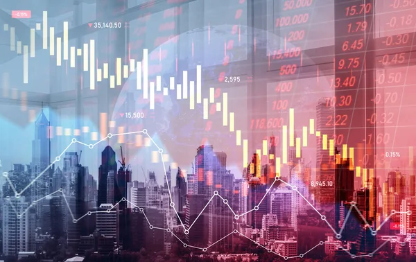 Цифровые Индикаторы Графики Падения Фондового Рынка Пересекаются Фоне Модернистского Города — стоковое фото