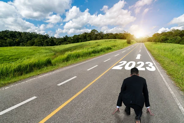 Jornada Ano Novo 2023 Conceito Visão Futura Empresário Viajando Estrada — Fotografia de Stock
