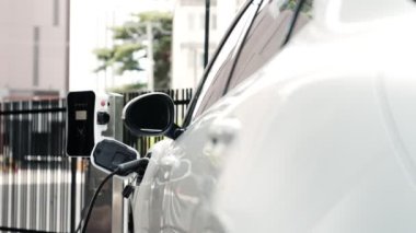 Karbondioksit emisyonunu azaltmak amacıyla çevresel kaygılar için yeşil enerjiyle şarj edilen elektrikli taşıt bataryasıyla caddede gelişen kentsel elektrik santrali.