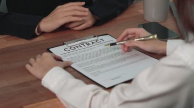 Kapalı kapılar ardında hevesli genç bir iş kadını ofiste finansal iş sözleşmesi görüşmeleri yapıyor. Müşteri, şirket ofisindeki profesyonel müdürle anlaşma yapıyor. Yasal evrak işleriyle uğraşan iş avukatı.