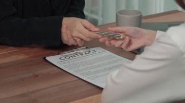 Kapalı kapılar ardında hevesli genç bir iş kadını ofiste finansal iş sözleşmesi görüşmeleri yapıyor. Müşteri, şirket ofisindeki profesyonel müdürle anlaşma yapıyor. Yasal evrak işleriyle uğraşan iş avukatı.