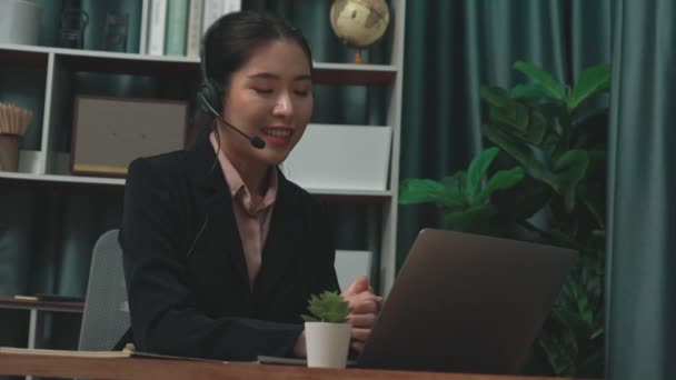 Podnikatelka Sluchátkách Mikrofonu Pracující Stolu Používající Notebook Nadšená Zaměstnankyně Využívající — Stock video