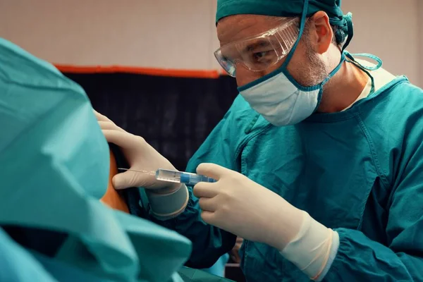의사는 실에서 현대적 장비를 수술을 주사기로 마취를 환자에게 주사한다 전문적 — 스톡 사진