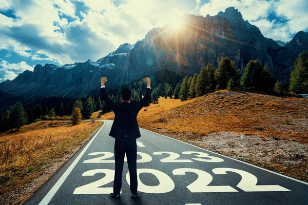2023 도로를 여행하는 사업가들은 2021 년초에 새롭고 성공적 출발을 축하하는 — 스톡 사진
