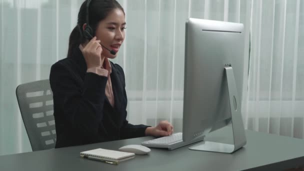 ノートパソコンでヘッドセットとマイクを装着したアジアのカスタマーサポート担当者 熱心な女性従業員は顧客サービス 顧客を助けるサポートコールセンターエージェントを提供します — ストック動画