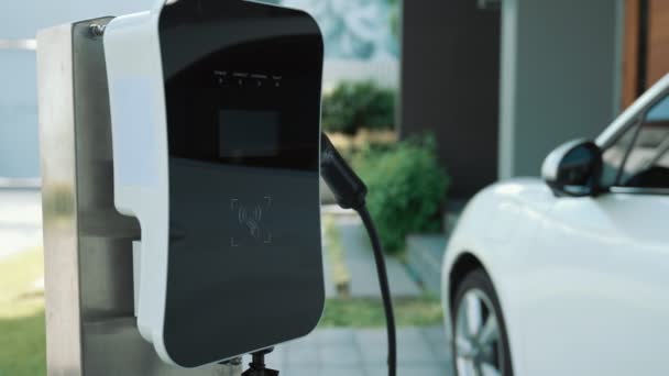 Domácí Nabíjecí Stanice Poskytuje Ekologicky Šetrné Udržitelné Napájení Pro Elektromobily — Stock video