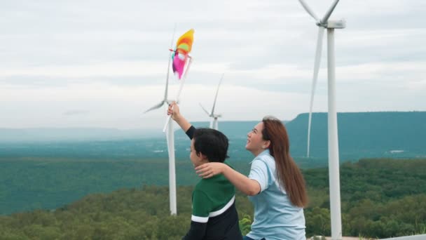 Lerici Mutlu Anne Oğlu Rüzgâr Türbini Çiftliğinde Rüzgar Türbini Jeneratörüyle — Stok video
