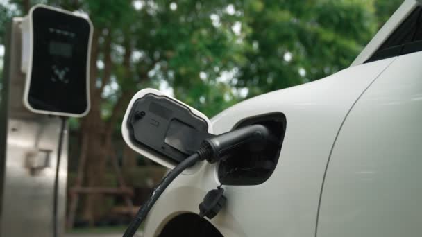 Geleidelijke Duurzaamheid Van Het Energieconcept Door Elektrisch Parkeren Opladen Naast — Stockvideo