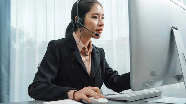 Ázsiai Ügyfélszolgálat Fülhallgatót Mikrofont Visel Laptoppal Dolgozik Asztalánál Lelkes Női — Stock Fotó
