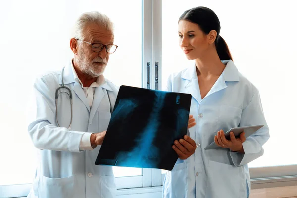 방사선 기사가 의료용 엑스레이 진단을 방사선 사진을 보관하고 검사한다 신경외과 — 스톡 사진