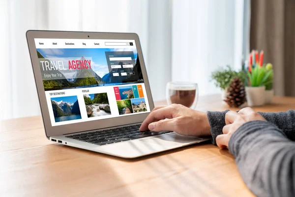 Model arama ve seyahat planlama için internet sitesi uçuş, otel ve tur rezervasyonları için anlaşma ve paket sunuyor