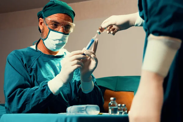Хирург Заполняет Шприц Медицинской Ампулы Хирургического Вмешательства Стерильной Операционной Помощью — стоковое фото