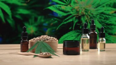 Doğal cilt bakım ürünü. Esrar laboratuarında üretiliyor. CBD yağı, kenevir tohumu ve kenevir bitkisi bahçeli masada nemlendirici krema kavanozu ürünü. Kopyalama alanı