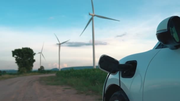 Çevreyi Korumak Için Rüzgar Türbininden Yeşil Yenilenebilir Enerjiyle Çalışan Şarj — Stok video