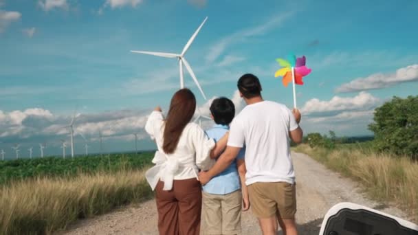 Concepto Familia Feliz Progresiva Disfrutando Tiempo Parque Eólico Con Vehículo — Vídeo de stock