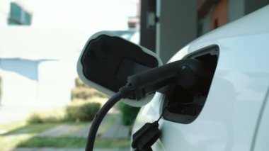 Ev şarj istasyonu, elektronik araç için sürdürülebilir, yenilenebilir enerji kaynağı, modern modern yaşam tarzı için evdeki EV arabaları sağlıyor. Çevre dostu melez elektro ve petrol aracı bataryası.