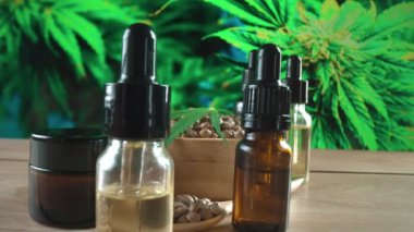 Doğal cilt bakım ürünü. Esrar laboratuarında üretiliyor. CBD yağı, kenevir tohumu ve kenevir bitkisi bahçeli masada nemlendirici krema kavanozu ürünü. Kopyalama alanı