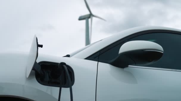 環境保全のため 風力発電機によるグリーン 再生可能エネルギーを活用した充電ステーションにおいて 電気自動車の先進的な未来エネルギーインフラ構想 — ストック動画