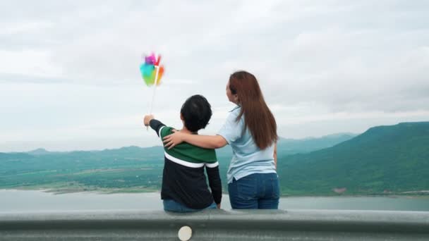 진보적 의아들 장난감 풍차를 호수의 아름다움을 즐기며 휴가를 보내고 — 비디오
