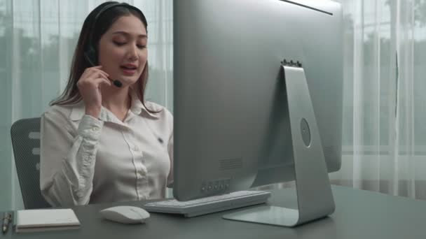 ノートパソコンでヘッドセットとマイクを装着したアジアのカスタマーサポート担当者 熱心な女性従業員は顧客サービス 顧客を助けるサポートコールセンターエージェントを提供します — ストック動画