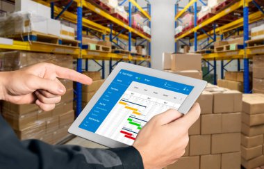 Ekip projesinin zaman çizelgesini gösteren bilgisayar ekranında, modern iş projesi yönetimi için proje planlama yazılımı