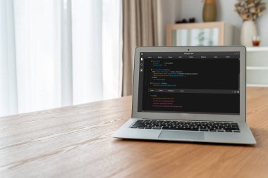 Model uygulama ve program kodlaması için bilgisayar ekranında yazılım geliştirme programlama