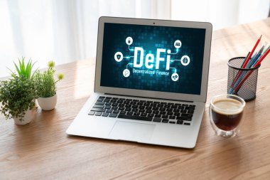 Model bilgisayar ekranında merkezi olmayan finans veya DeFi kavramı. Defi sistemi yeni yatırım ve tasarruf seçenekleri sunuyor .