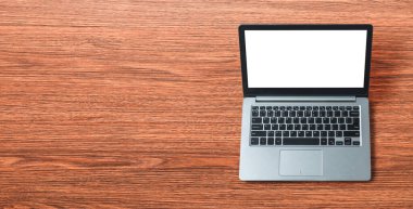 Tasarımınız için mod bilgisayardaki beyaz boş ekran monitör ekranında maket yapın