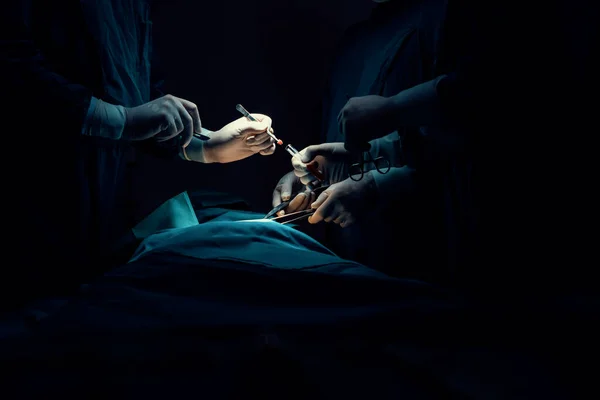 Команда Хирургов Крупным Планом Проводит Операцию Пациенту Стерильной Операционной Операционном — стоковое фото