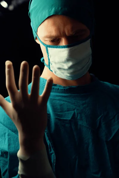 Cirujano Puso Guantes Estériles Quirúrgicos Protectores Máscara Como Preparación Antes — Foto de Stock
