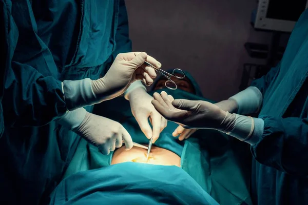 Obrázek Chirurgického Týmu Provádět Operaci Zdravotní Sestra Rozdávat Sterilní Nůžky — Stock fotografie