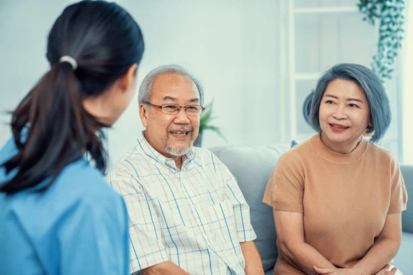 Female Doctor Visiting Contented Elderly Couple Home Health Care Senior — Stockfoto