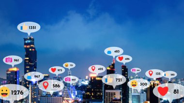 Sosyal medya simgeleri, sosyal ağ uygulama platformu üzerinden insanların karşılıklı bağlantılarını gösteriyor. Çevrimiçi toplum ve sosyal medya pazarlama stratejisi kavramı .