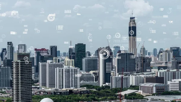 Interfejs Analityczny Danych Biznesowych Przelatuje Nad Smart City Pokazując Zmieniającą — Zdjęcie stockowe