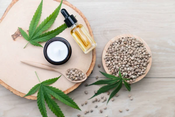 Cannabis Kozmetikai Koncepció Jellemzői Készlet Cbd Olajos Palackok Krém Üveg — Stock Fotó