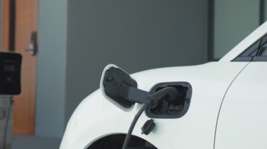 Ev şarj istasyonu, elektronik araç için sürdürülebilir, yenilenebilir enerji kaynağı, modern modern yaşam tarzı için evdeki EV arabaları sağlıyor. Çevre dostu melez elektro ve petrol aracı bataryası.