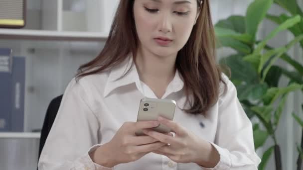 Closeup Enthusiastic Young Businesswoman Working Office Desk Using Smartpone Texting — Stock Video