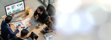 Zeki iş adamı ve iş kadını modern ofis içinde ofis masasında geniş bir grup toplantısında tartışıyorlar. İş ortaklığı stratejik planlama ve iş arkadaşlarının beyin fırtınası.