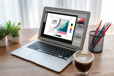Web sayfasının modern tasarımı ve bilgisayar ekranında gösterilen ticari reklamlar için grafiksel tasarımcı yazılımı