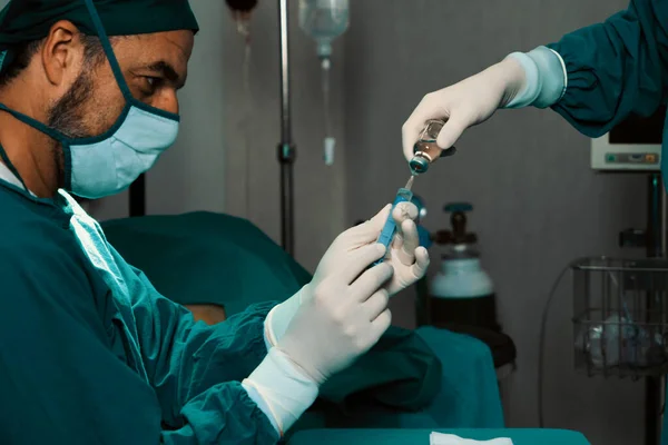 Χειρουργός Γεμίστε Σύριγγα Από Ιατρικό Φιαλίδιο Για Χειρουργική Επέμβαση Αποστειρωμένο — Φωτογραφία Αρχείου